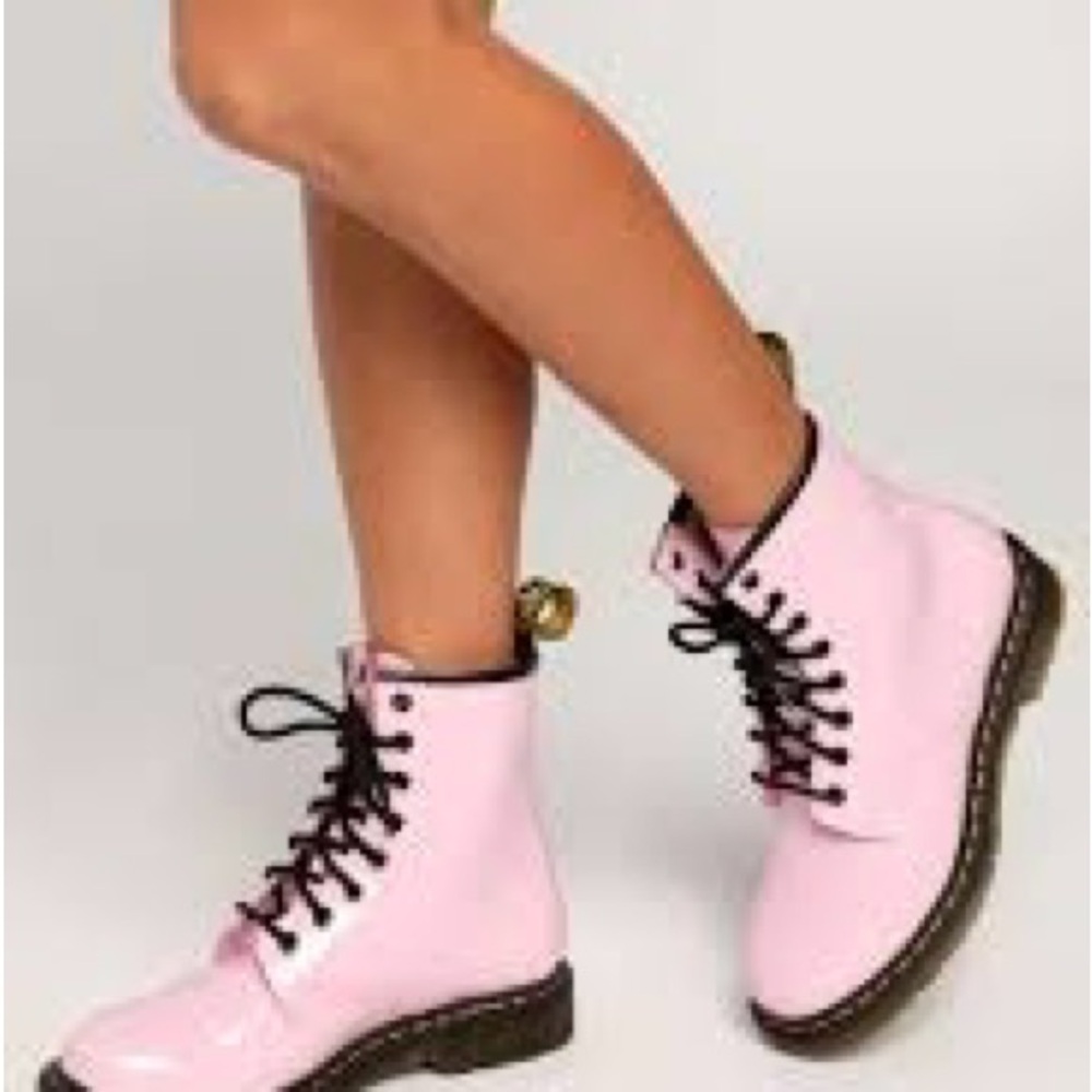 Dr. Martens 1460 W Pale Patent Leather 8-Eye Boots pink and Black Label Close-Up